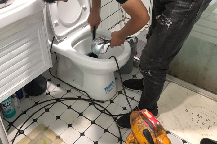 北京马桶堵塞自己疏通还是找师傅？专业上门服务让你省时更省心